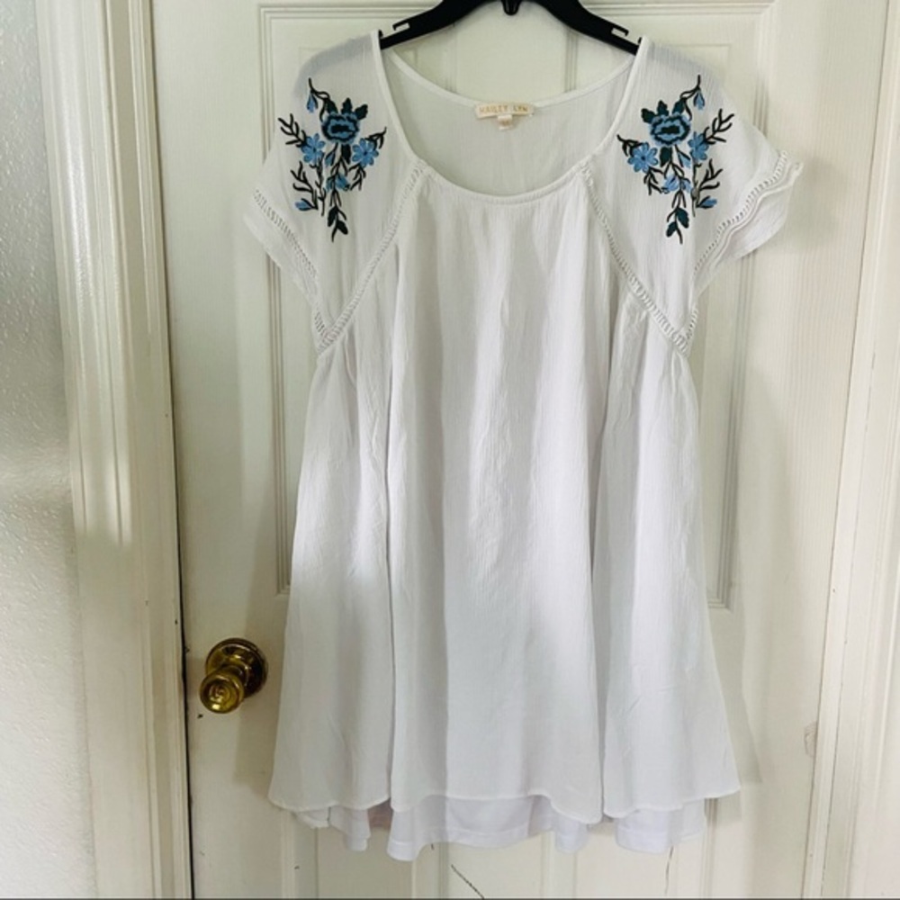 HAILEY LYN White floral embroidered sleeve lose fit mini dress size medium